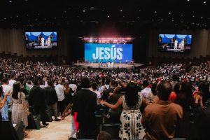 El Ministerio Internacional Monte de Dios Horeb inauguró su nuevo templo en Santo Domingo Norte tras una década de construcción iniciada en 2014.La estructura cuenta con capacidad para 8.000 personas y se consolida como la iglesia cristiana más grande de todo el Caribe.
Los pastores Miguel y Montserrat Bogaert lideraron la ceremonia y agradecieron a Dios y a la congregación por el apoyo durante el proyecto.