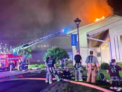 Miembros del Departamento de Bomberos de Medford Lakes en Medford Lakes, Nueva Jersey, apagan un incendio masivo en la capilla Fellowship Alliance Chapel después de que fuera alcanzada por un rayo el 3 de julio de 2026. | | Facebook/Departamento de Bomberos de Medford Lakes